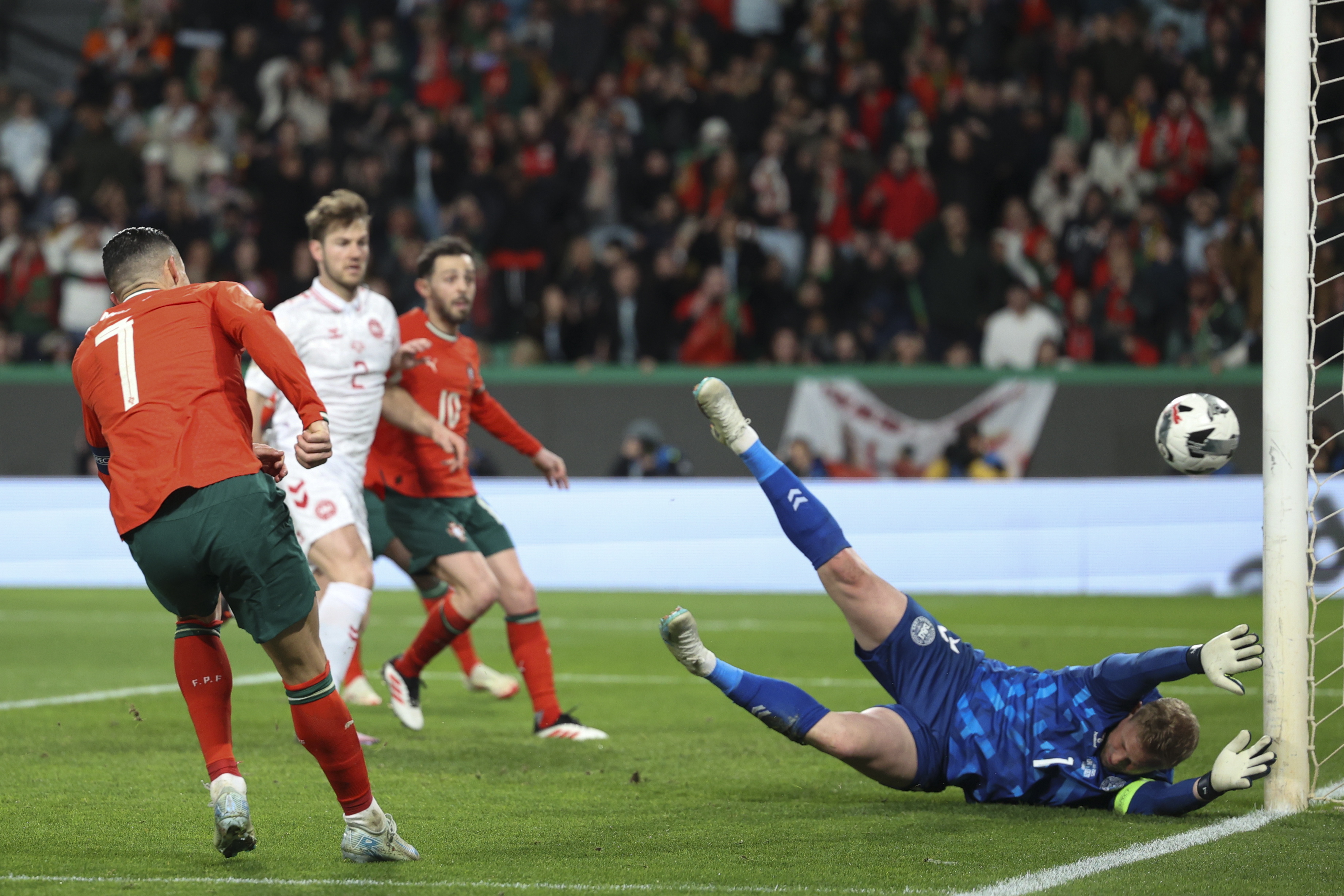 葡萄牙女足队员进球技巧高超,成为瞩目对象,全场震撼 葡萄牙女足队员进球技巧高超,成为瞩目对象,全场震撼