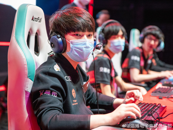 C9险胜G2,JackeyLove完成史诗逆转宿敌对决入围赛,引爆全场热议 C9险胜G2,JackeyLove完成史诗逆转宿敌对决入围赛,引爆全场热议